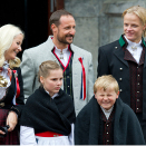 17. mai: Kronprinsfamilien hilser barnetoget i Asker utenfor Skaugum - og senere barnetoget i Oslo fra Slottsbalkongen. Foto: Jon Olav Nesvold / NTB scanpix